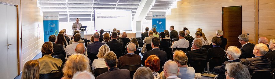 Dr. Bernhard Gibis beim Vortrag auf der Veranstaltung Geriatrie im Dialog vor Publikum