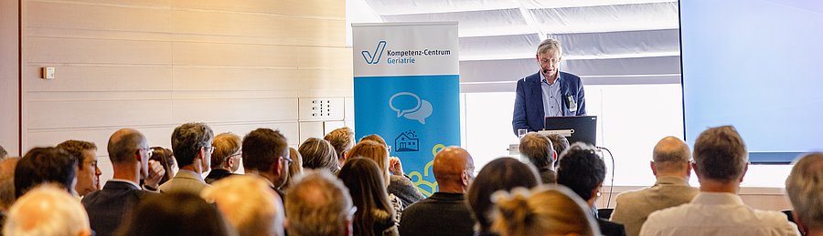 Dr. Christian Berringer beim Vortrag auf der Veranstaltung Geriatrie im Dialog vor Publikum